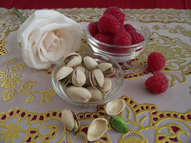 Optional extras: raspberries and pistachios